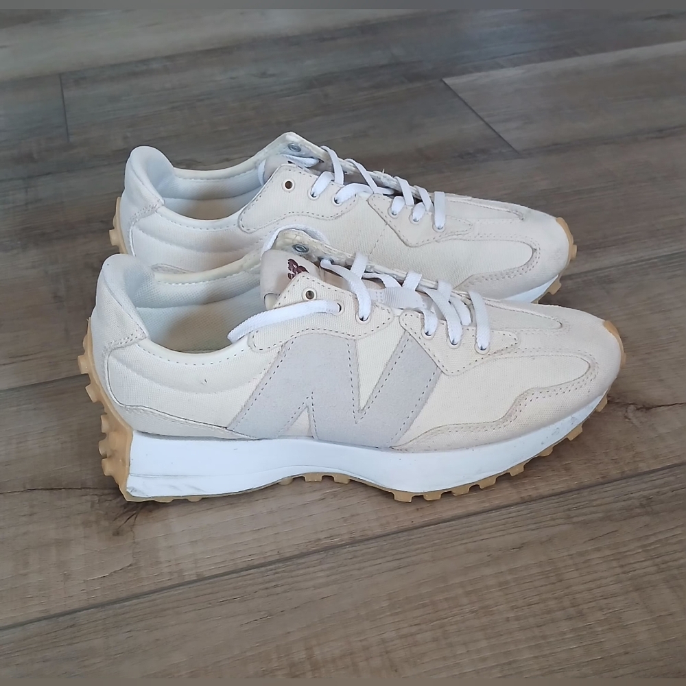 New Balance 327 Sneakers. Size: (7.5W) (6M)